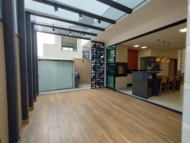 Casa com 300m² 3 quartos e 2 banheiros, à venda, no bairro Nova Esperança em Londrina