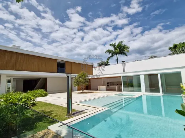 Casa com 1100m² 5 quartos e 8 banheiros, à venda, no bairro Barra da Tijuca em Rio de Janeiro