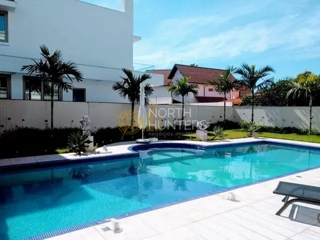 Casa com 900m² 7 quartos e 9 banheiros, à venda ou para alugar, no bairro Jurerê Internacional em Florianópolis