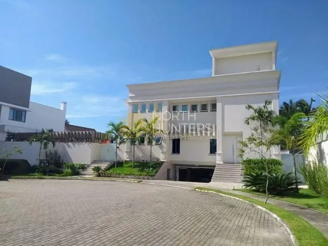 Casa com 900m² 7 quartos e 9 banheiros, à venda ou para alugar, no bairro Jurerê Internacional em Florianópolis
