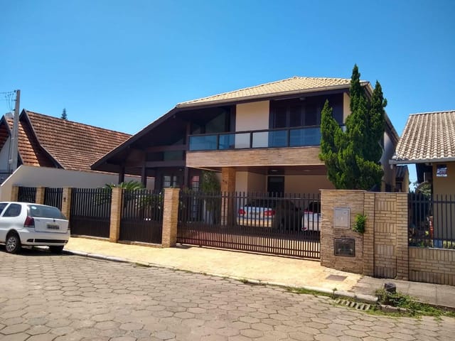 Casa com 330m² 4 quartos e 3 banheiros, à venda, no bairro Centro em Balneário Piçarras