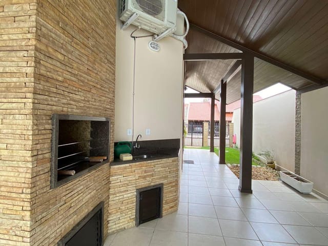Casa com 330m² 4 quartos e 3 banheiros, à venda, no bairro Centro em Balneário Piçarras