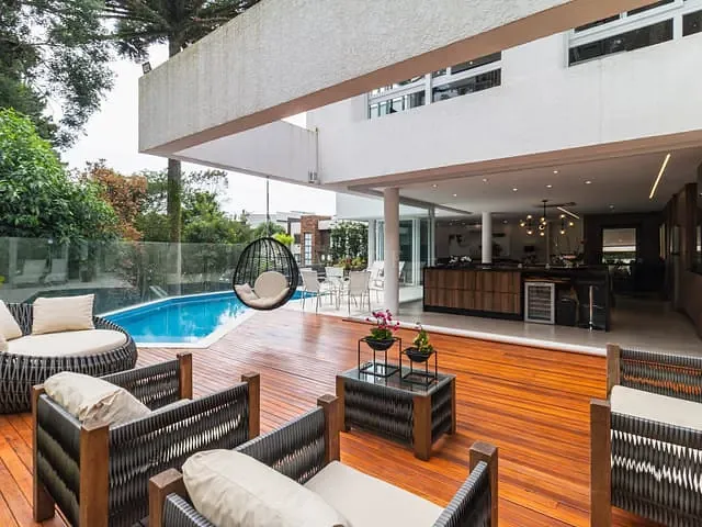 Casa com 685m² 4 quartos e 4 banheiros, à venda, no bairro São João em Curitiba
