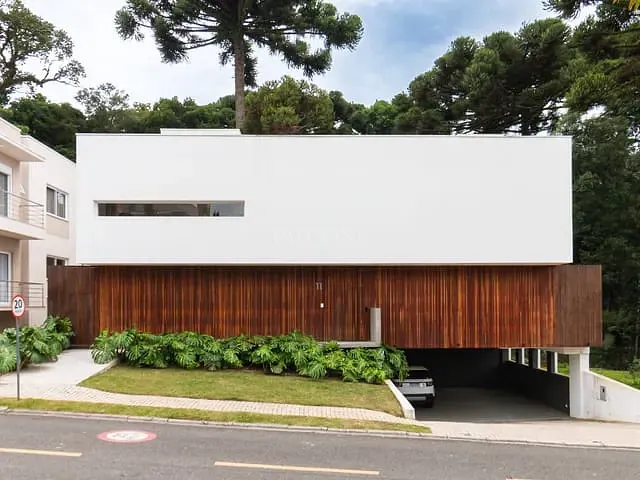 Casa com 685m² 4 quartos e 4 banheiros, à venda, no bairro São João em Curitiba