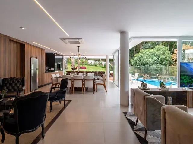 Casa com 685m² 4 quartos e 4 banheiros, à venda, no bairro São João em Curitiba