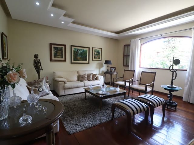 Casa 4 quartos e 3 banheiros, à venda, no bairro Bom Clima em Juiz de Fora