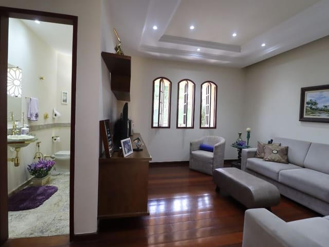 Casa 4 quartos e 3 banheiros, à venda, no bairro Bom Clima em Juiz de Fora