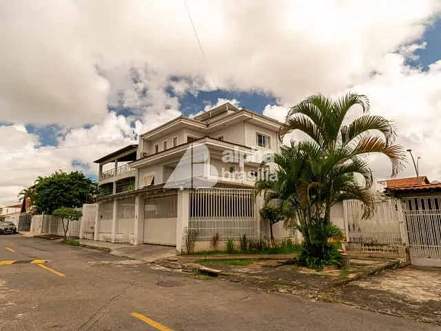 Casa com 459m² 5 quartos e 6 banheiros, à venda, no bairro Guará II em Brasília