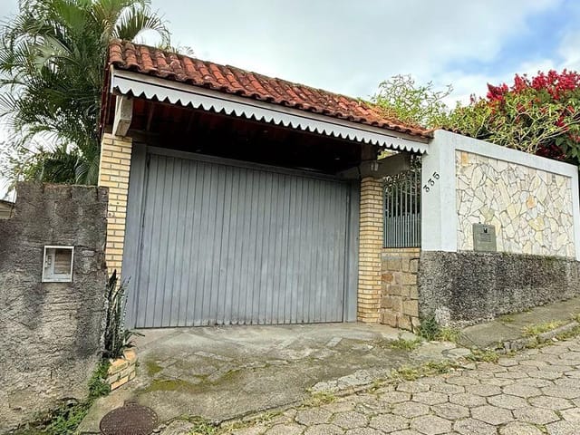 Casa 3 quartos e 2 banheiros, para alugar, no bairro Pantanal em Florianópolis