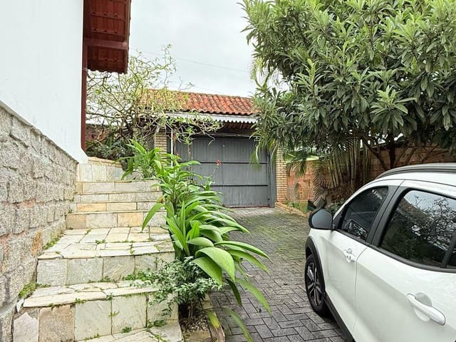 Casa 3 quartos e 2 banheiros, para alugar, no bairro Pantanal em Florianópolis
