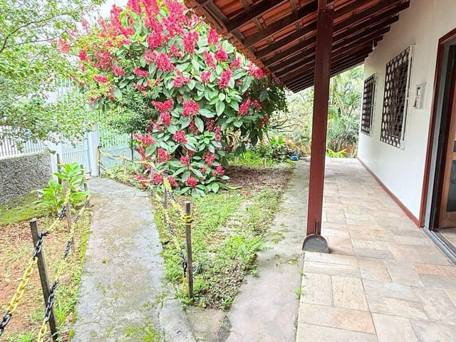 Casa 3 quartos e 2 banheiros, para alugar, no bairro Pantanal em Florianópolis