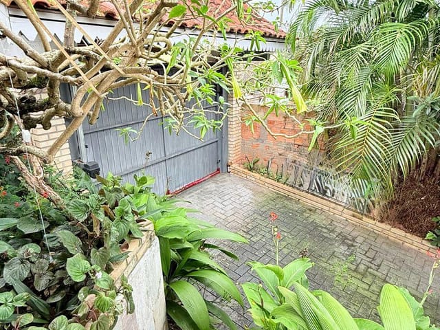 Casa 3 quartos e 2 banheiros, para alugar, no bairro Pantanal em Florianópolis