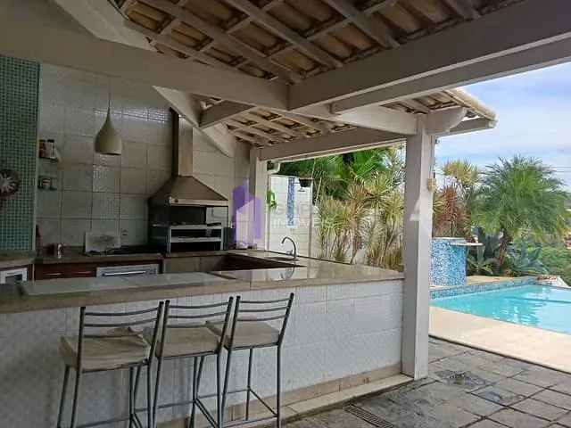 Casa com 550m² 4 quartos e 5 banheiros, à venda, no bairro Maria Paula em Niterói