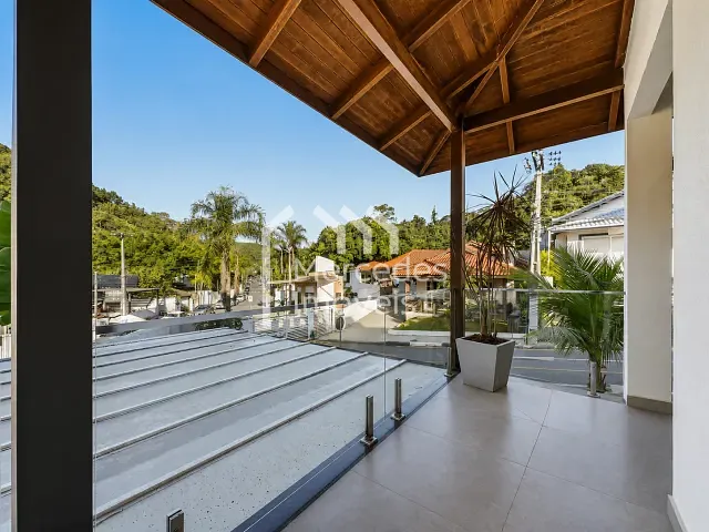 Casa com 500m² 4 quartos e 7 banheiros, à venda, no bairro Ariribá em Balneário Camboriú