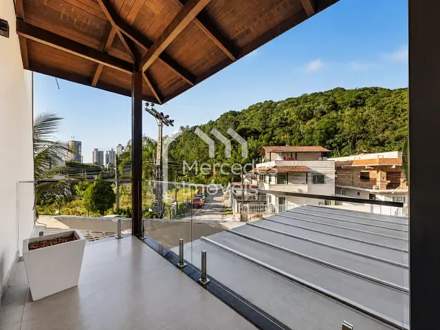 Casa com 500m² 4 quartos e 7 banheiros, à venda, no bairro Ariribá em Balneário Camboriú