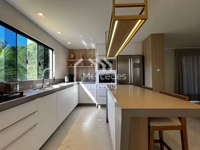 Casa com 500m² 4 quartos e 7 banheiros, à venda, no bairro Ariribá em Balneário Camboriú