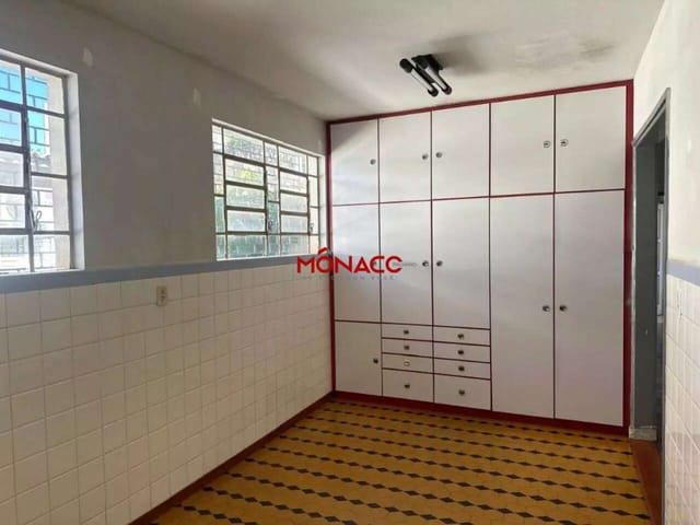 Casa com 330m² 3 quartos e 1 banheiro, à venda, no bairro Vila Ipiranga em Londrina