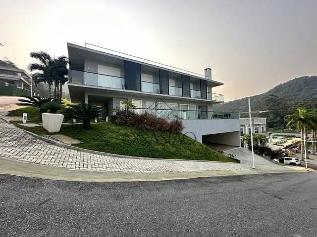 Casa 5 quartos e 5 banheiros, à venda, no bairro Praia do Estaleirinho em Balneário Camboriú