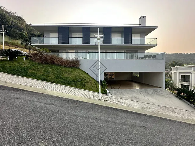 Casa 5 quartos e 5 banheiros, à venda, no bairro Praia do Estaleirinho em Balneário Camboriú