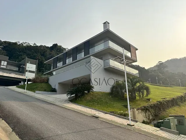 Casa 5 quartos e 5 banheiros, à venda, no bairro Praia do Estaleirinho em Balneário Camboriú