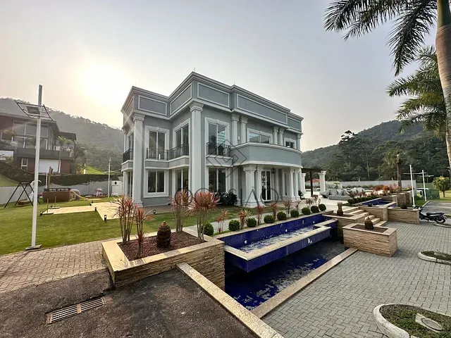 Casa 5 quartos e 5 banheiros, à venda, no bairro Praia do Estaleirinho em Balneário Camboriú