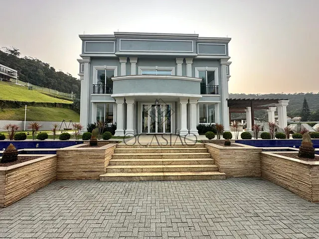 Casa 5 quartos e 5 banheiros, à venda, no bairro Praia do Estaleirinho em Balneário Camboriú