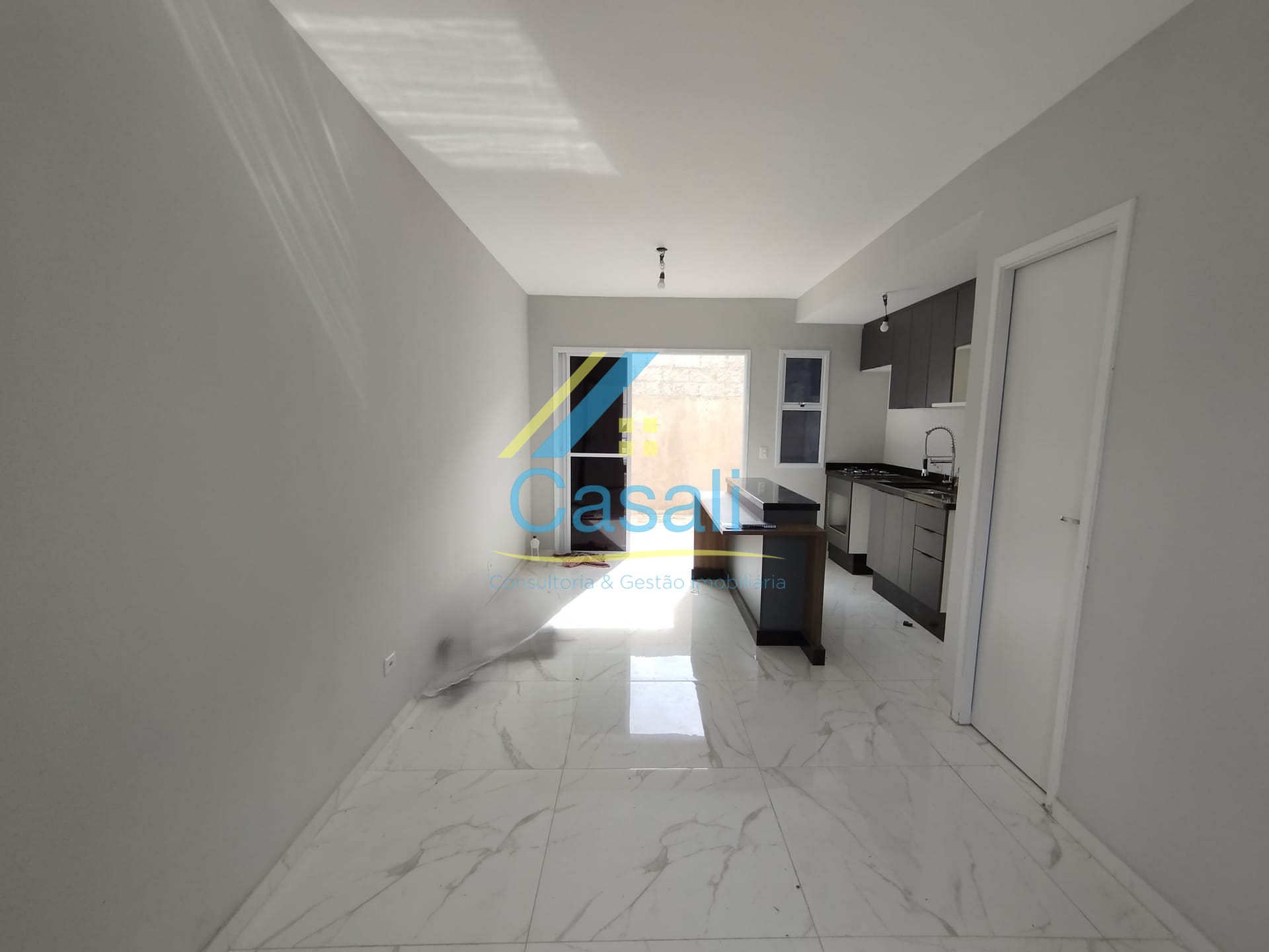 Casa à venda com 2 quartos, 57m² - Foto 1