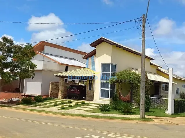 Casa 3 quartos e 4 banheiros, à venda, no bairro Universidade em Vitória da Conquista