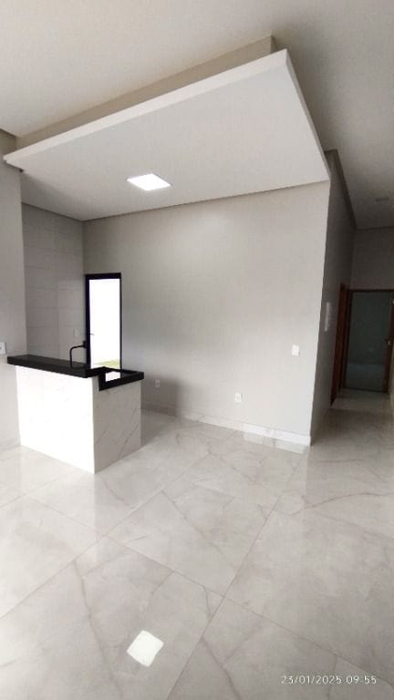 Casa à venda e aluguel com 2 quartos, 66m² - Foto 1
