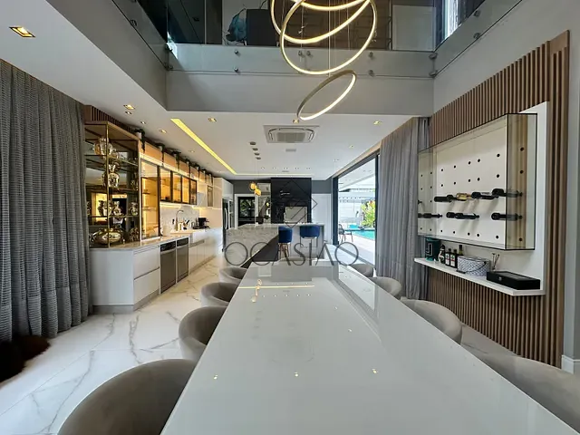 Casa 4 quartos e 7 banheiros, à venda, no bairro Praia do Estaleiro em Balneário Camboriú