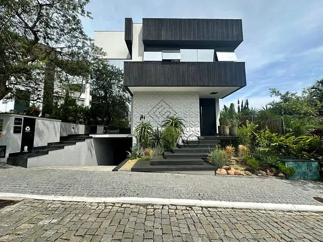 Casa 4 quartos e 7 banheiros, à venda, no bairro Praia do Estaleiro em Balneário Camboriú