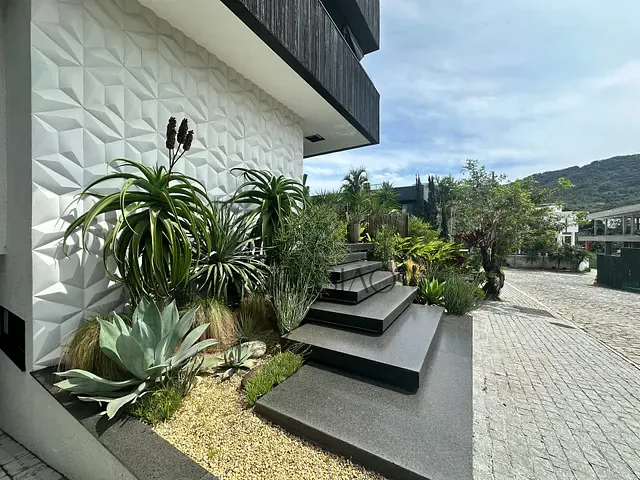 Casa 4 quartos e 7 banheiros, à venda, no bairro Praia do Estaleiro em Balneário Camboriú