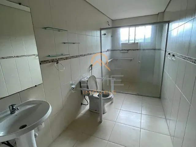 Casa com 200m² 4 quartos e 3 banheiros, à venda, no bairro Laranjal em Pelotas