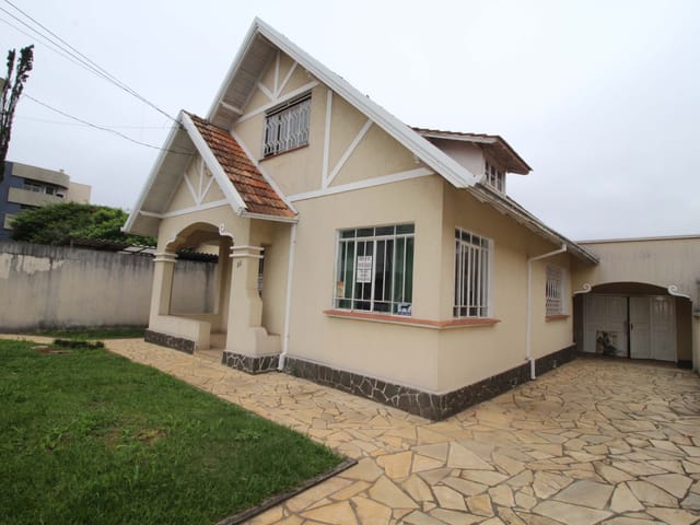 Casa com 658m² 3 quartos e 4 banheiros, à venda, no bairro Centro em Ponta Grossa