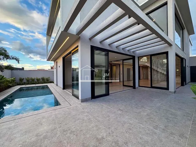 Casa com 467m² 4 quartos e 6 banheiros, à venda, no bairro Granja Marileusa em Uberlândia