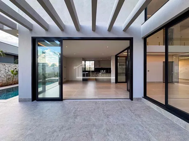 Casa com 467m² 4 quartos e 6 banheiros, à venda, no bairro Granja Marileusa em Uberlândia