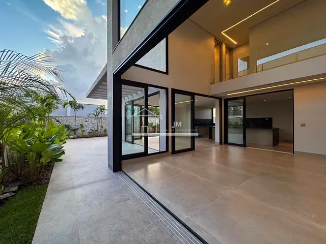 Casa com 467m² 4 quartos e 6 banheiros, à venda, no bairro Granja Marileusa em Uberlândia