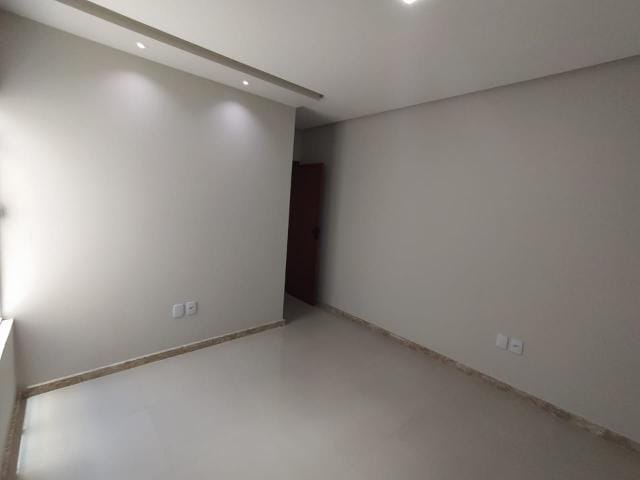 Foto do Casa - Casa de 3 quartos sendo 1 suíte, porcelanato, teto rebaixado, laje, perto de tudo no Morada Dos Pássaros II | Locar Imóvel
