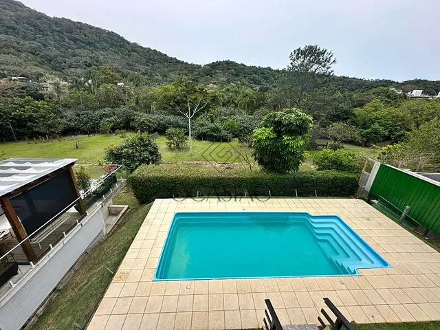 Casa 4 quartos e 4 banheiros, à venda, no bairro Praia do Estaleiro em Balneário Camboriú