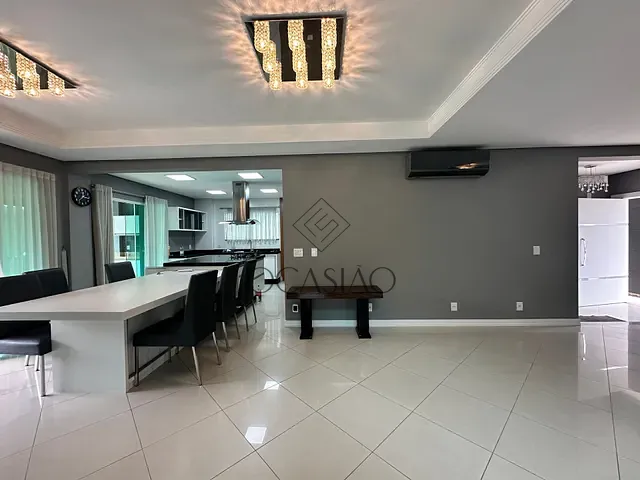 Casa 4 quartos e 4 banheiros, à venda, no bairro Praia do Estaleiro em Balneário Camboriú