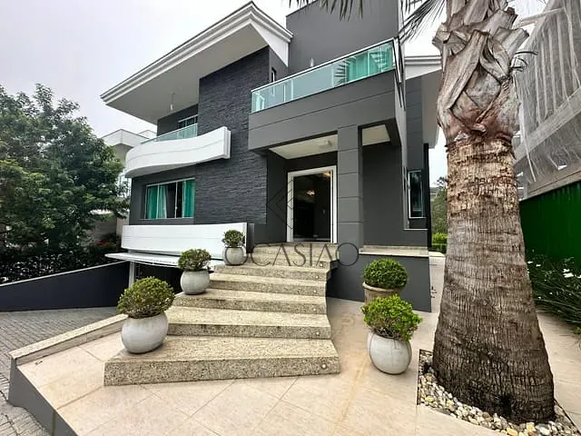 Casa 4 quartos e 4 banheiros, à venda, no bairro Praia do Estaleiro em Balneário Camboriú
