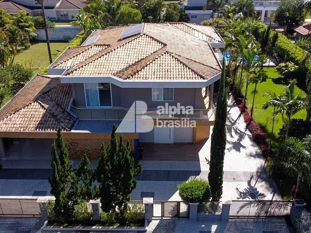 Casa com 2500m² 4 quartos e 8 banheiros, à venda, no bairro Park Way em Brasília