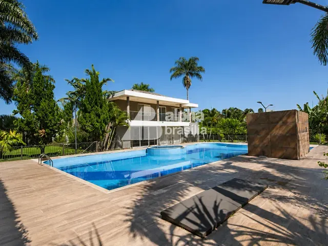 Casa com 2500m² 5 quartos e 8 banheiros, à venda, no bairro Park Way em Brasília