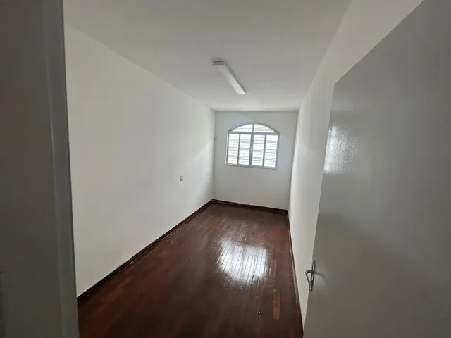 Casa 4 quartos e 2 banheiros, para alugar, no bairro Setor Bueno em Goiânia
