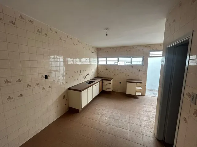 Casa 4 quartos e 2 banheiros, para alugar, no bairro Setor Bueno em Goiânia
