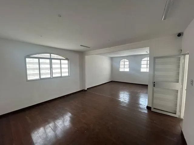 Casa 4 quartos e 2 banheiros, para alugar, no bairro Setor Bueno em Goiânia