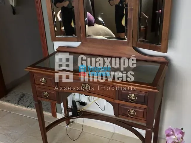 Casa com 200m² 4 quartos e 1 banheiro, à venda, no bairro Centro em Guaxupé