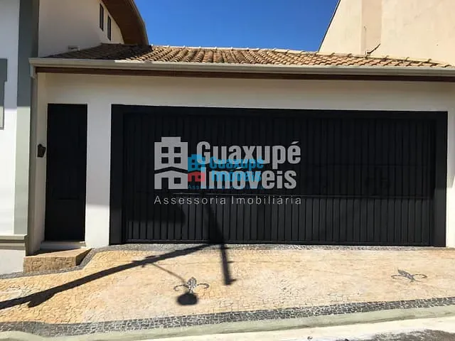 Casa com 200m² 4 quartos e 1 banheiro, à venda, no bairro Centro em Guaxupé