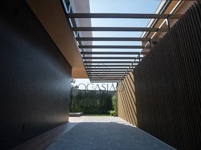 Casa 4 quartos e 4 banheiros, à venda, no bairro Praia do Estaleiro em Balneário Camboriú