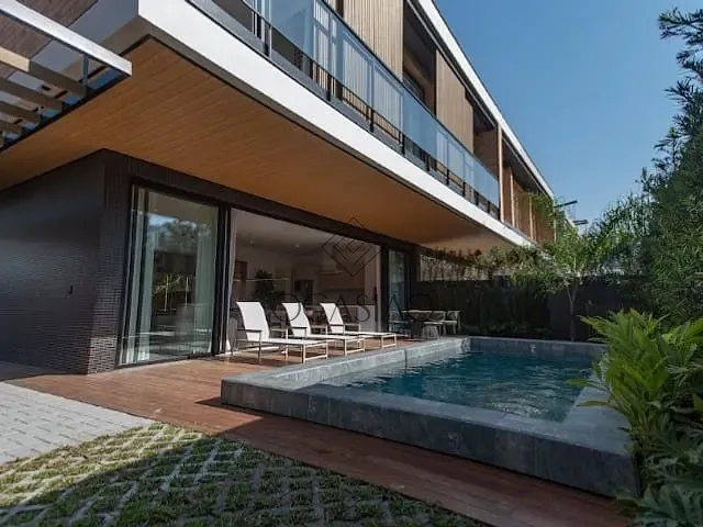 Casa 4 quartos e 4 banheiros, à venda, no bairro Praia do Estaleiro em Balneário Camboriú